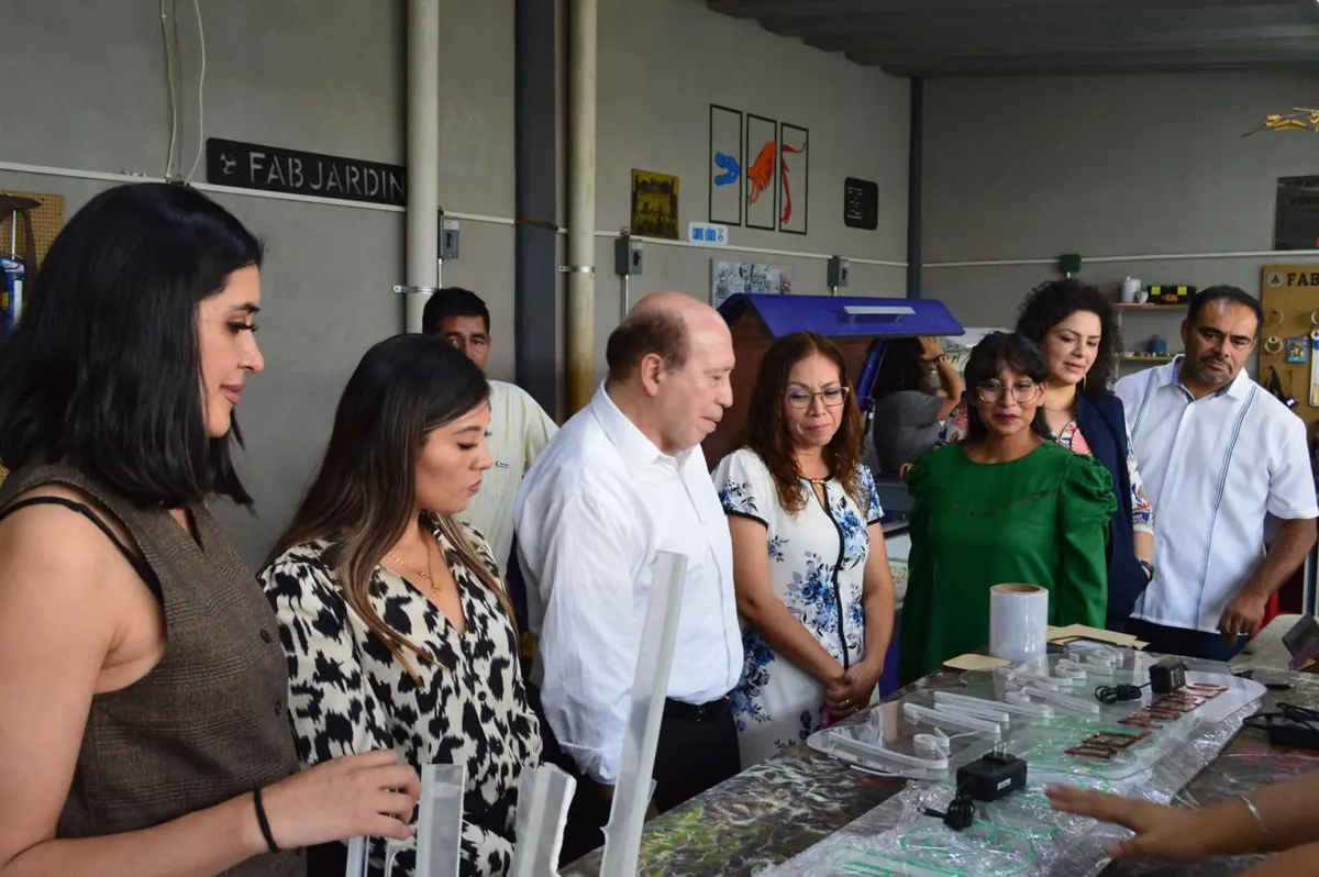 Directivos del CECYTEM recorriendo el laboratorio de Fabjardin