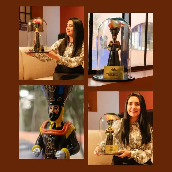 Premio en forma de figura de chinelo bajo una campana de cristal, con placa dorada