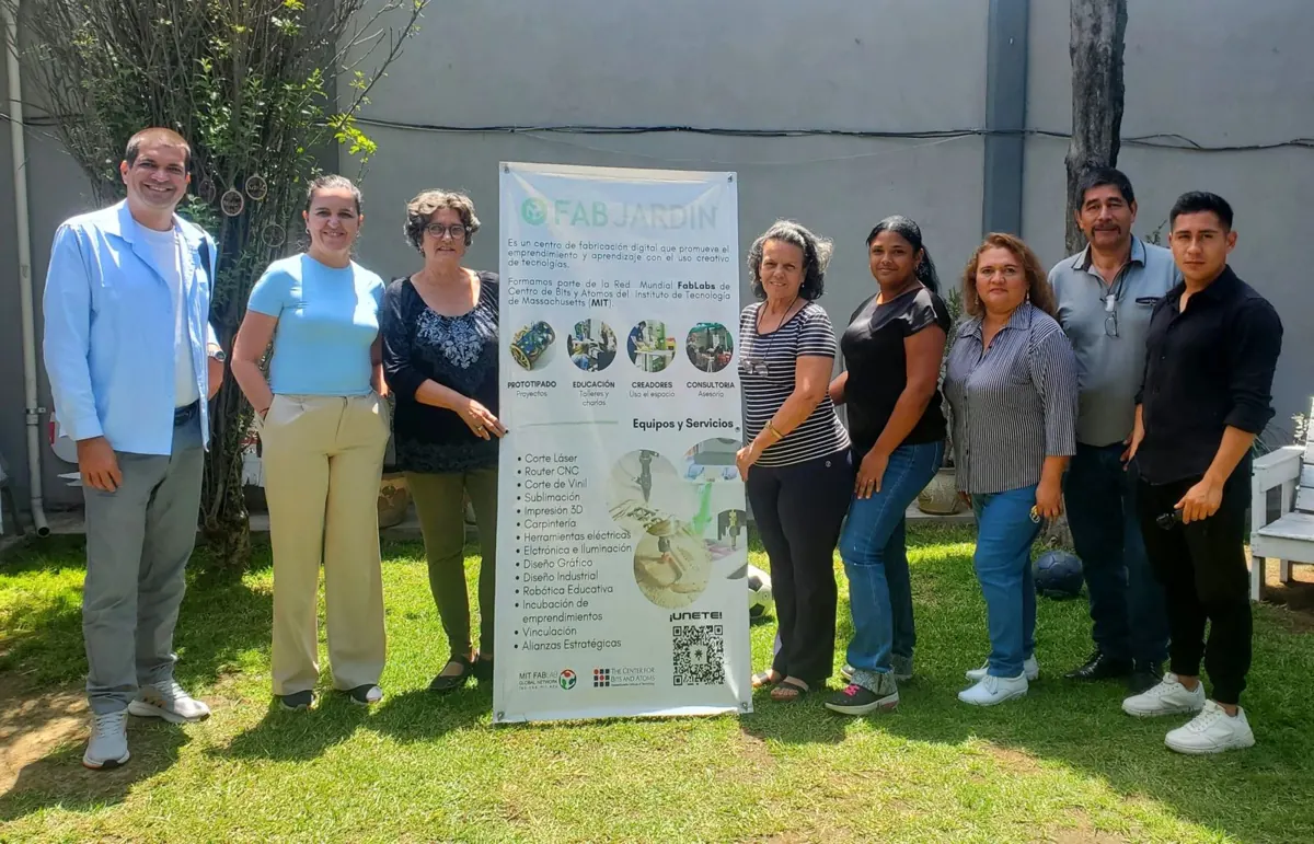 Equipo de Fabjardin y visitantes del PNUD Cuba frente al banner del centro