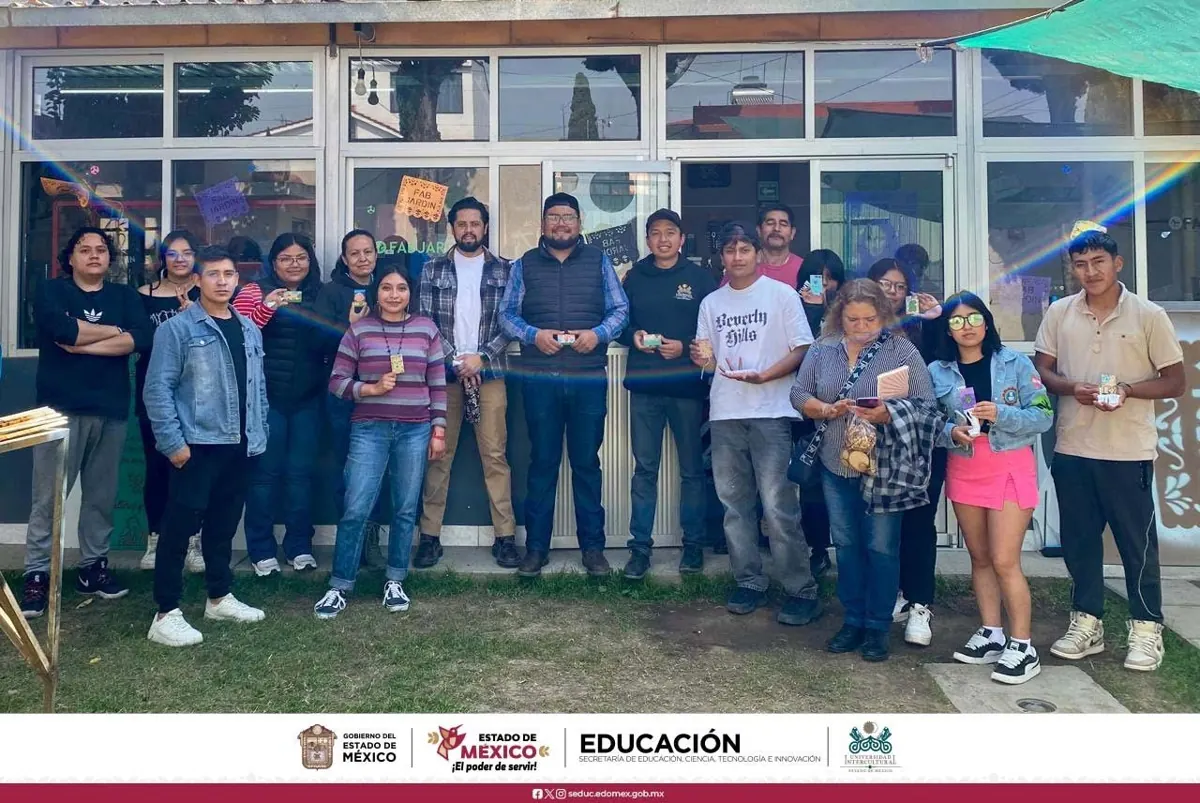 Estudiantes de la Universidad Intercultural del Estado de México frente a Fabjardin mostrando sus piezas